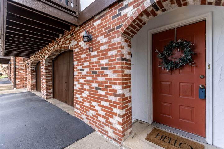 Property Photo:  211 Thornberry Dr  PA 15237 