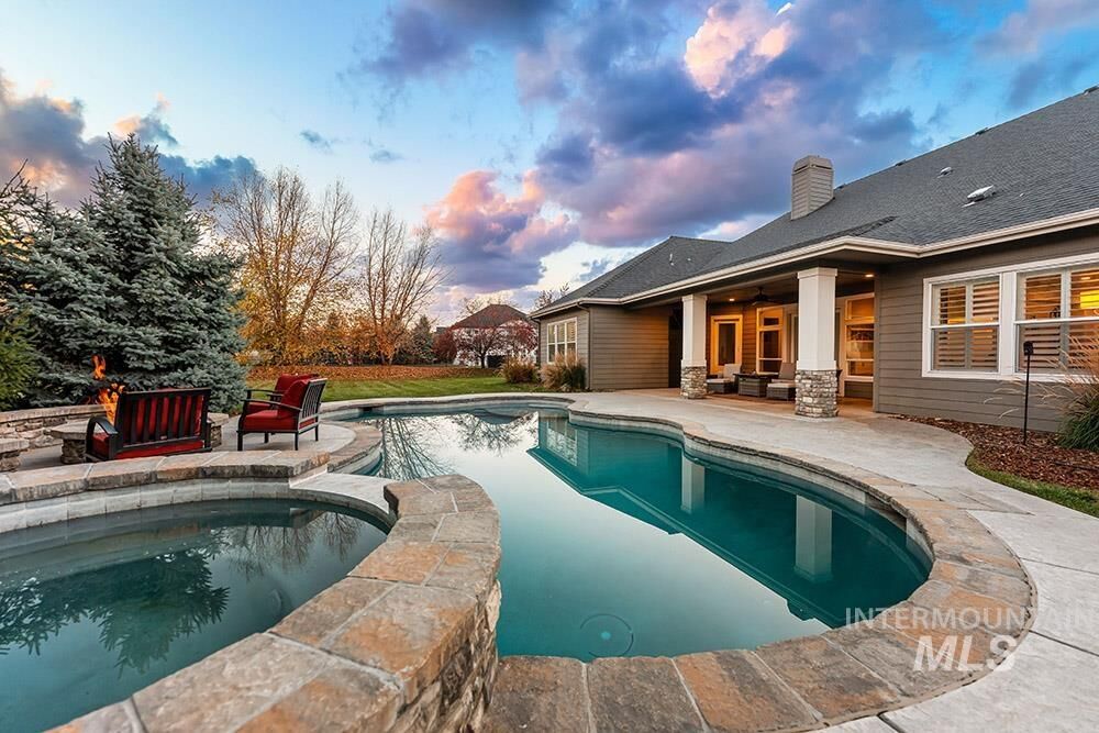 Property Photo:  1102 N Lionbridge Ave  ID 83616 