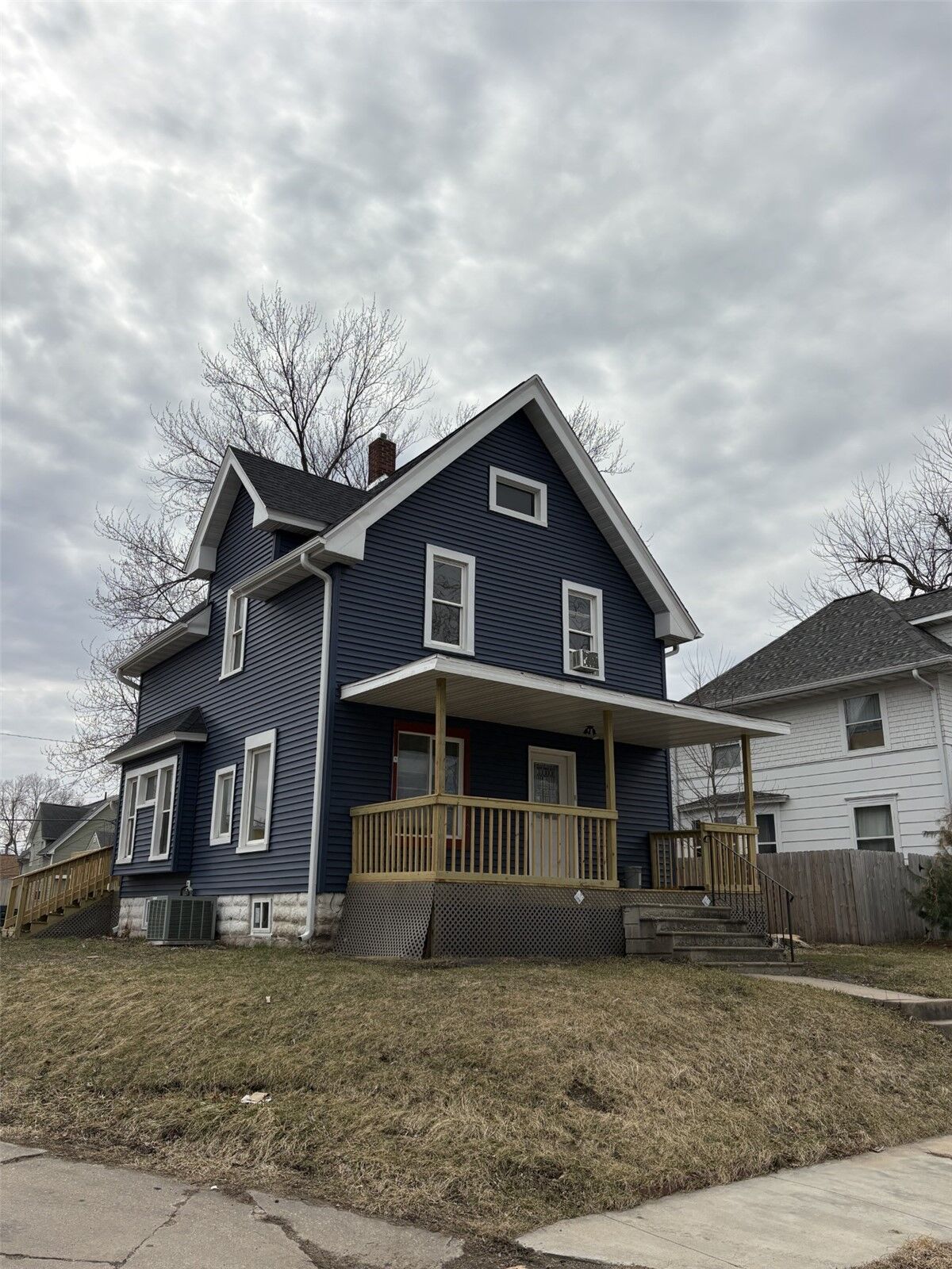 Property Photo:  353 7th Avenue SW  IA 52404 