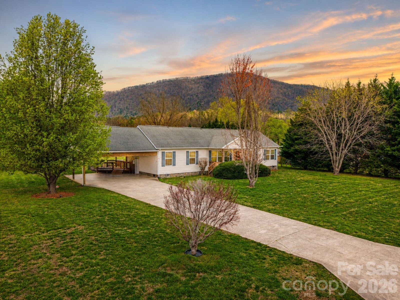 Property Photo:  22 Brookfield Lane  NC 28762 