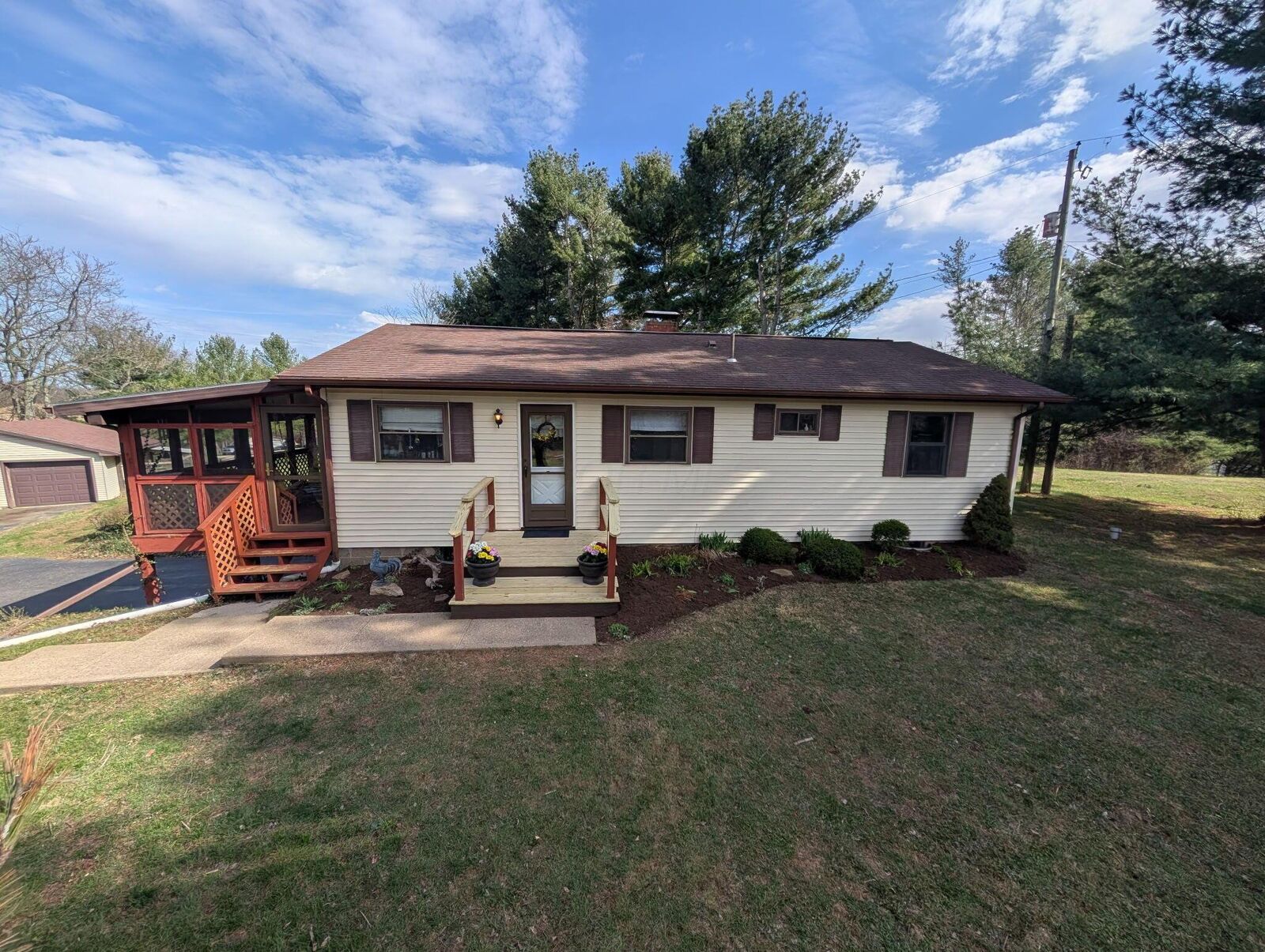 Property Photo:  1630 Martinsburg NE Road  OH 43055 