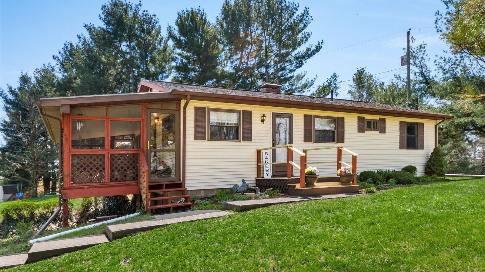 Property Photo: 1630 Martinsburg NE Road OH 43055