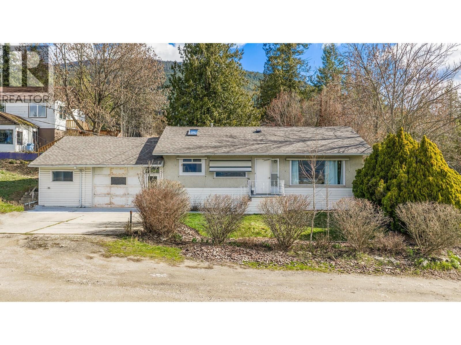 Property Photo: 338 Valleyview Drive BC V0B 1G3