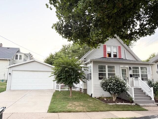 Property Photo:  1008 Wayne Street  MI 49085 