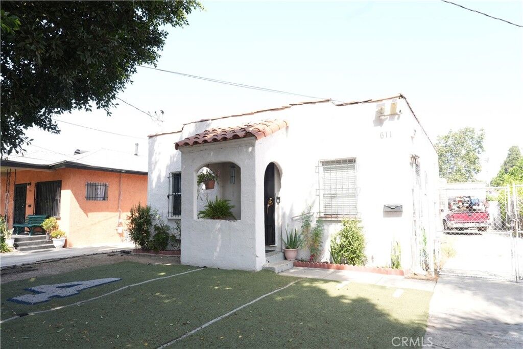 Property Photo:  611 W 91st  CA 90044 