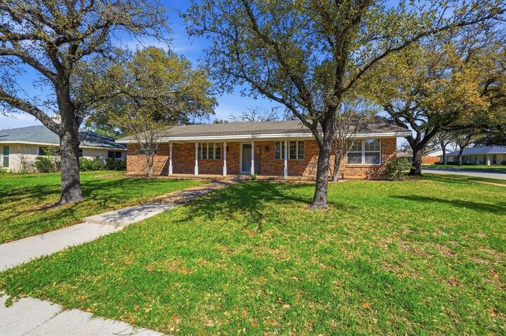 Property Photo:  3311 Peachtree Lane  TX 76013 