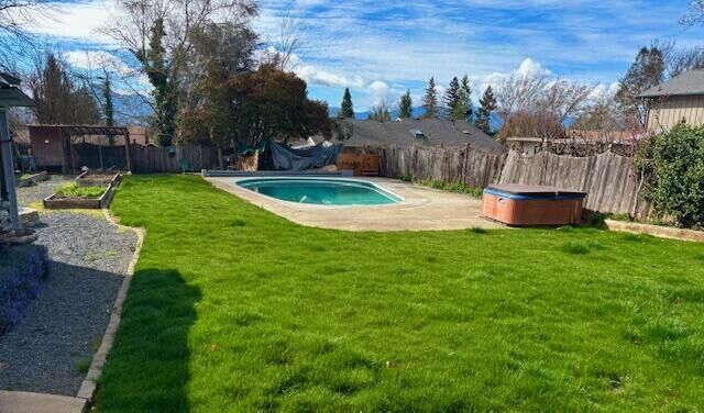 Property Photo:  727 NE Memorial Drive  OR 97526 