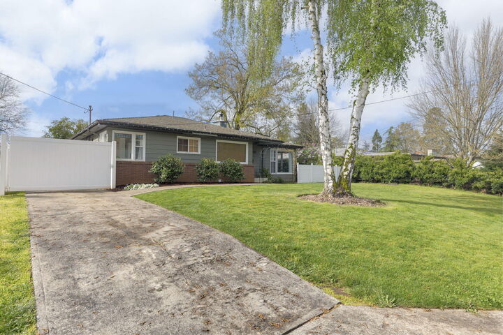 Property Photo:  727 NE Memorial Drive  OR 97526 