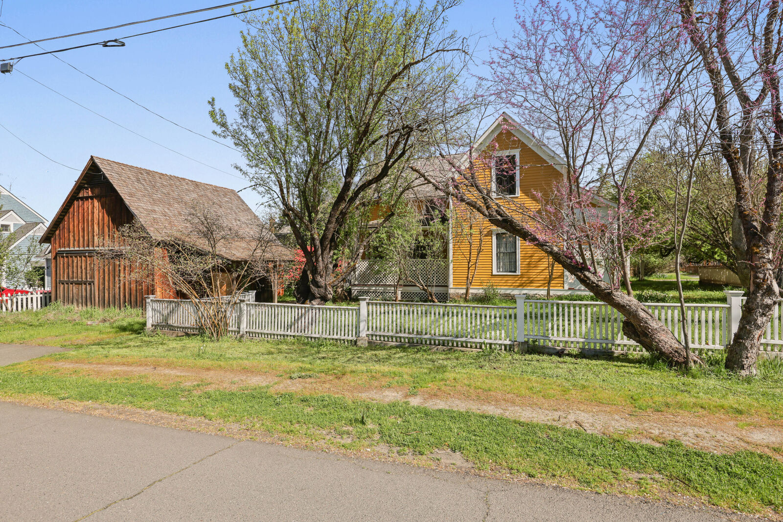 Property Photo:  220 8th Street  OR 97530 