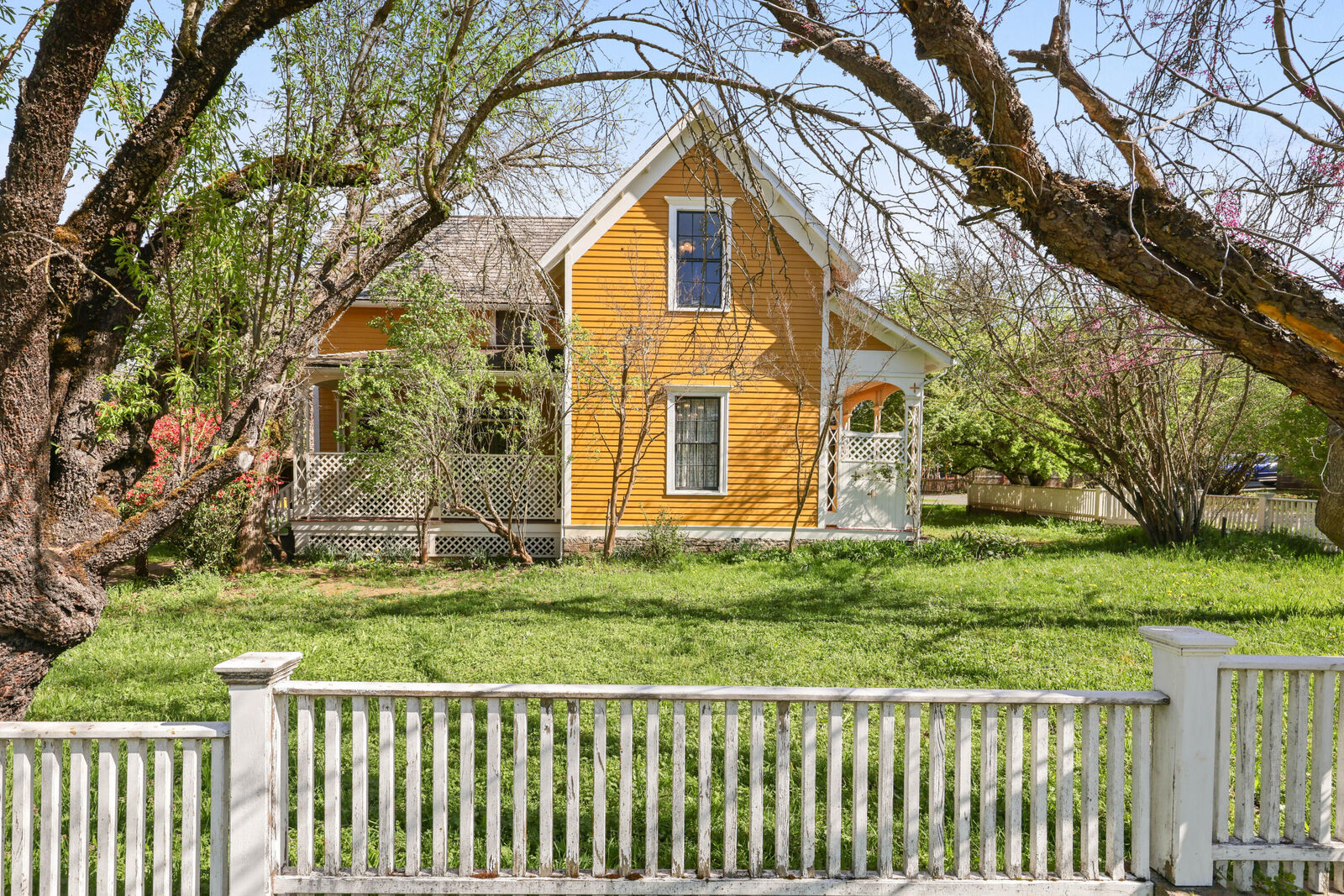 Property Photo: 220 8th Street OR 97530