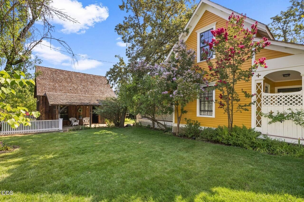 Property Photo: 220 8th Street OR 97530