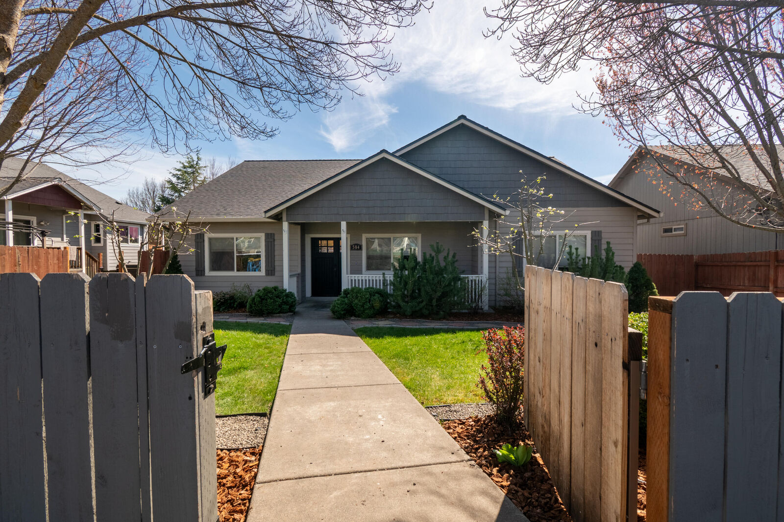 Property Photo: 584 Barton Road OR 97524