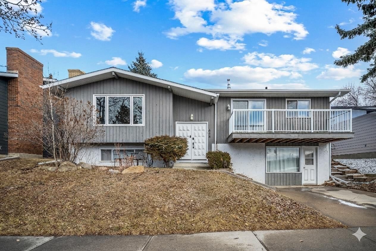 Property Photo:  408 Queen Charlotte Drive SE  AB T2J 4H3 