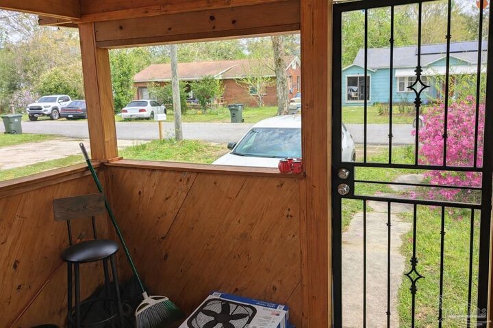 Property Photo: 303 Booth Ave FL 32533