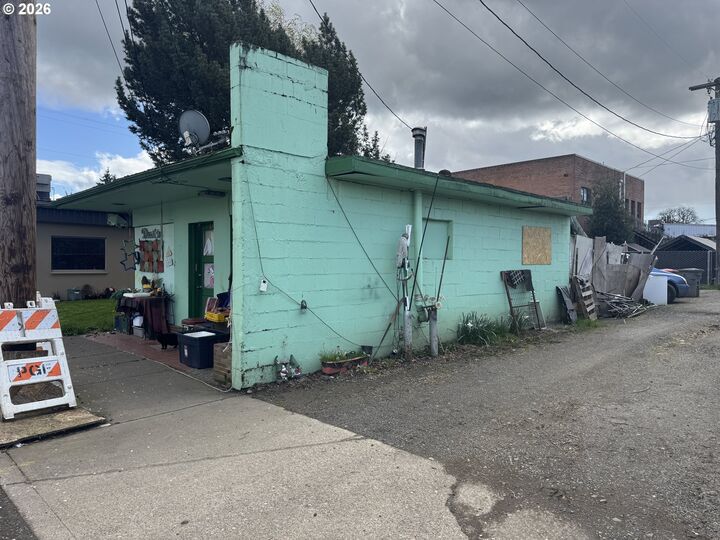 Property Photo: 107 5th St OR 97101