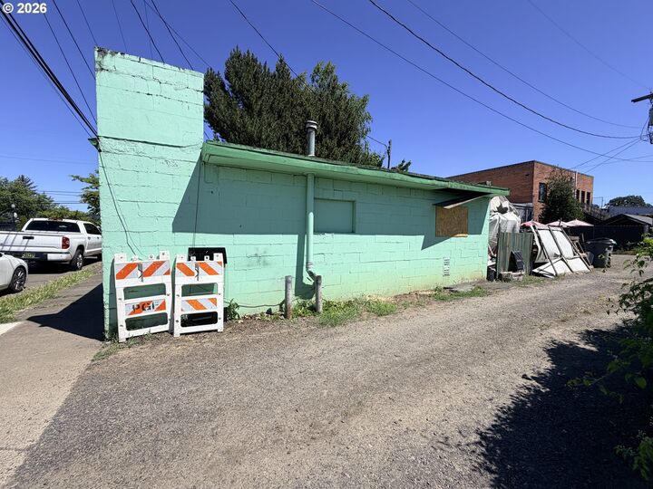 Property Photo:  107 5th St  OR 97101 