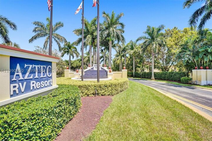 Property Photo: 224 N Cortez Dr FL 33068