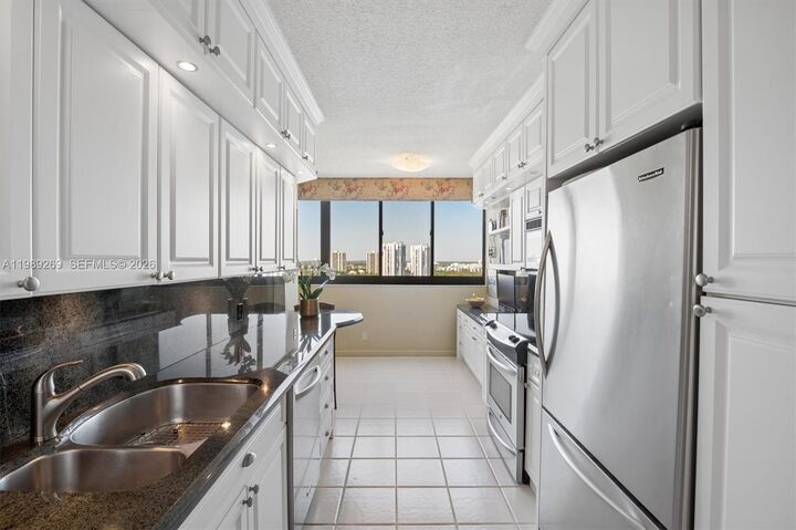 Property Photo: 20185 E Country Club Dr 1805 FL 33180