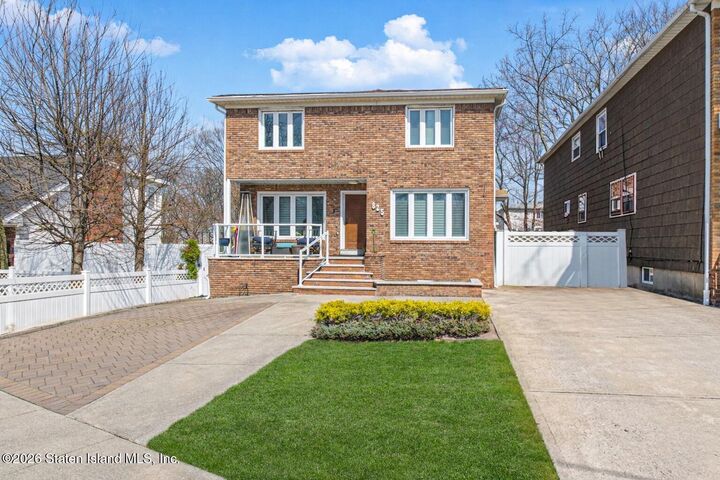 Property Photo:  825 Willowbrook Road  NY 10314 