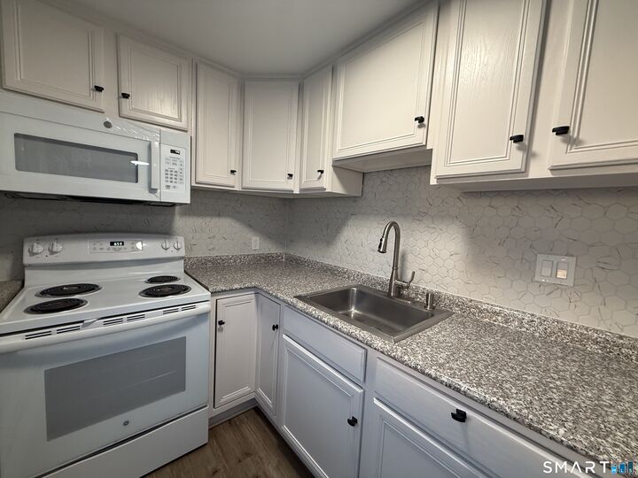 Property Photo:  85 Avery Street 2nd Floor  CT 06902 