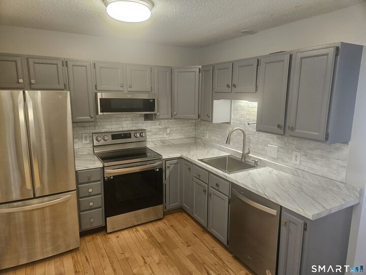 Property Photo:  63 Webb Street 11  CT 06451 