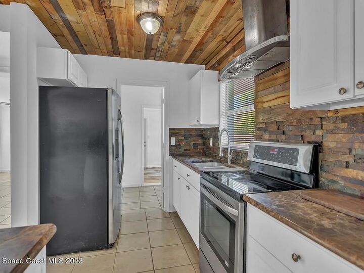 Property Photo: 703 5th Place SW FL 32962