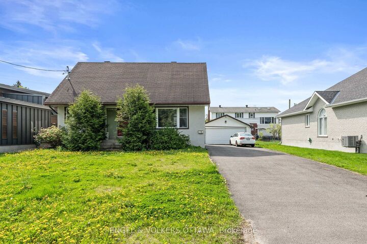 Property Photo: 1372 Ridgedale Street ON K1T 1C5