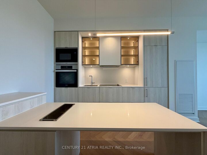 Property Photo:  11 Yorkville Avenue 2401  ON M4W 0B7 