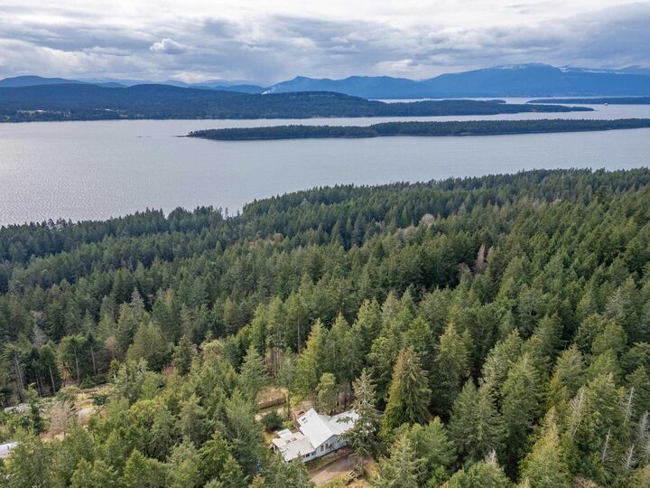 Property Photo: 1690 Cottage Way BC V0N 1P0