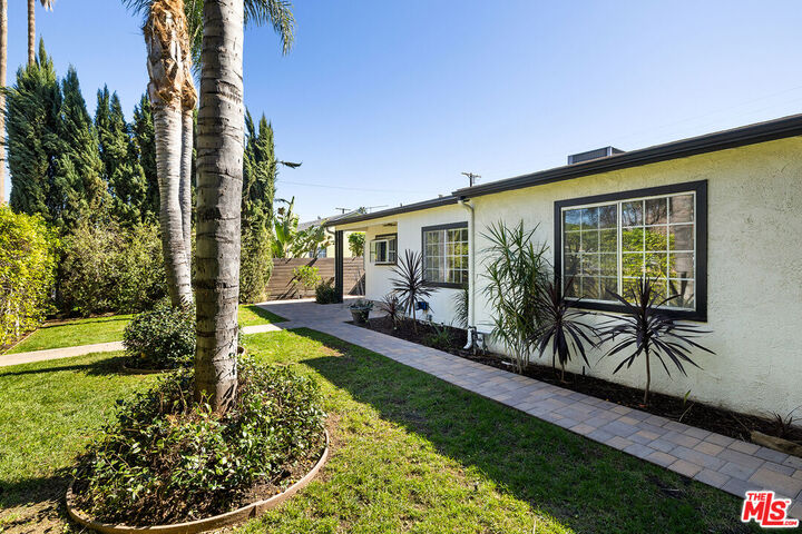 Property Photo:  19432 Hartland St  CA 91335 