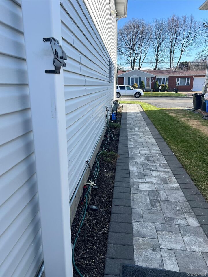 Property Photo:  827 Bermuda Road  NY 11704 