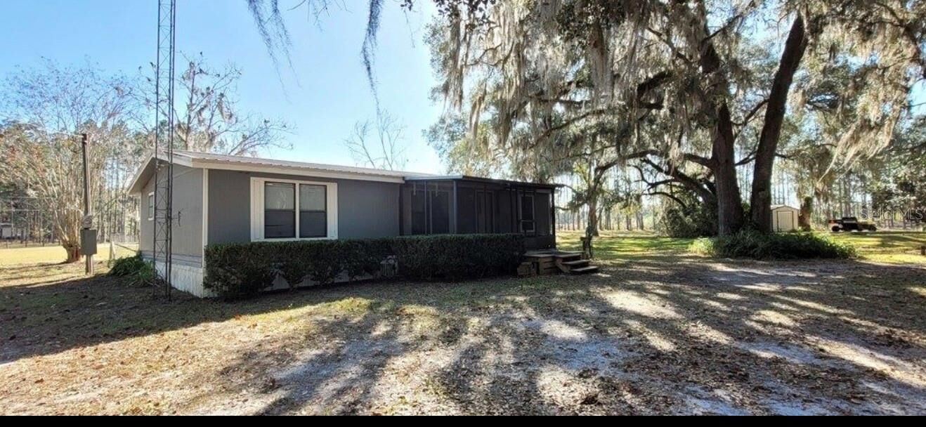Property Photo:  9621 SE County Road 319  FL 32693 