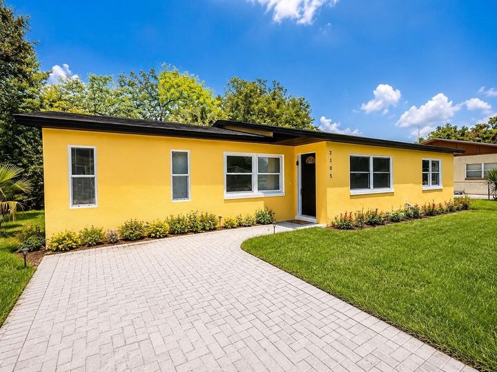 Property Photo: 2105 9th Street NE FL 33881