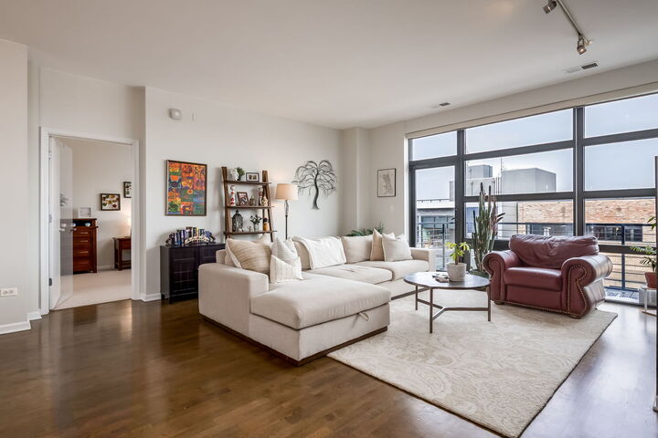 Property Photo:  2045 W Concord Place 604  IL 60647 