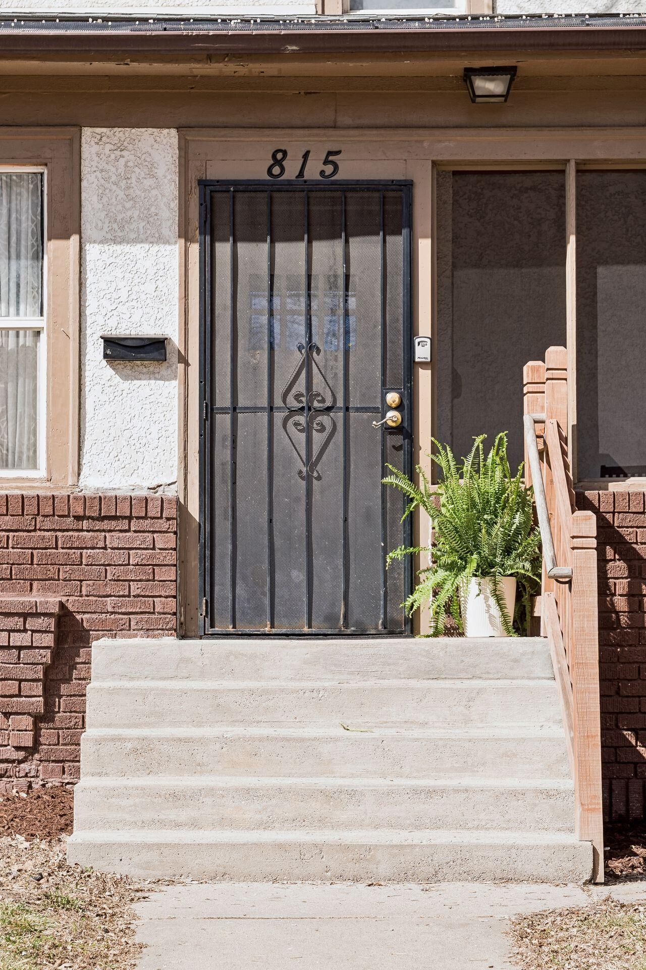 Property Photo:  815 Newton Avenue N  MN 55411 