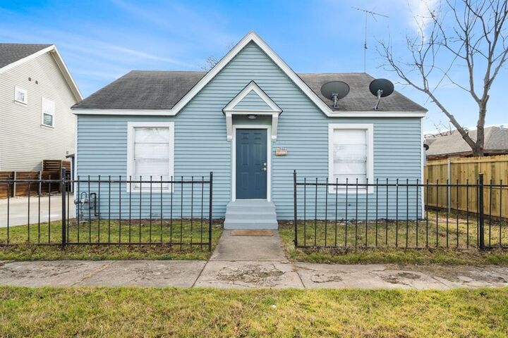 Property Photo:  612 W 5th Street  TX 75208 