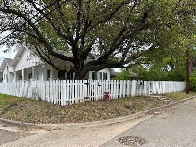 Property Photo: 330 W Kilpatrick TX 75773
