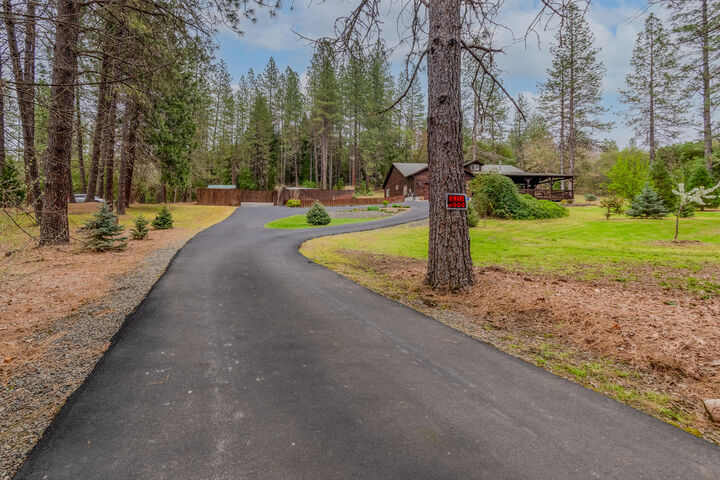 Property Photo:  4728 E Evans Creek Road  OR 97537 