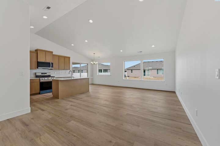 Property Photo:  606 Grapevine St  WA 98930 