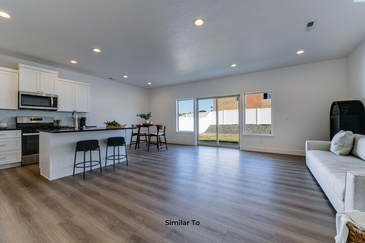 Property Photo:  715 Honeylicious St  WA 99352 