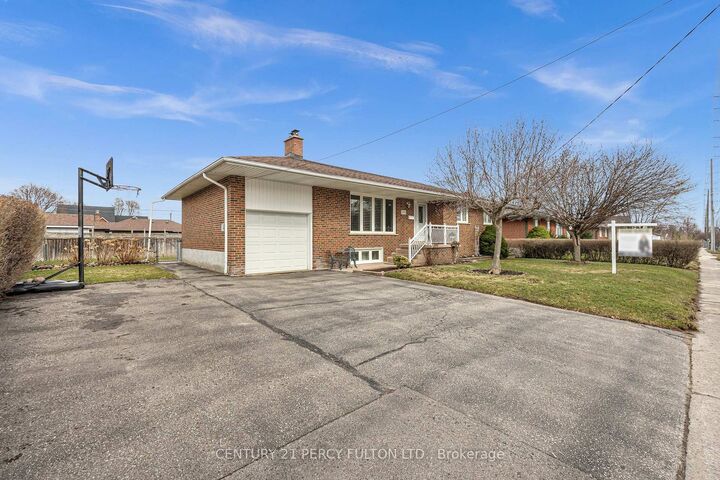 Property Photo:  2553 Stillmeadow Drive  ON L5B 1X8 