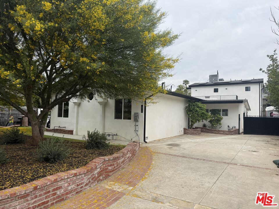 Property Photo:  19330 Lanark St  CA 91335 