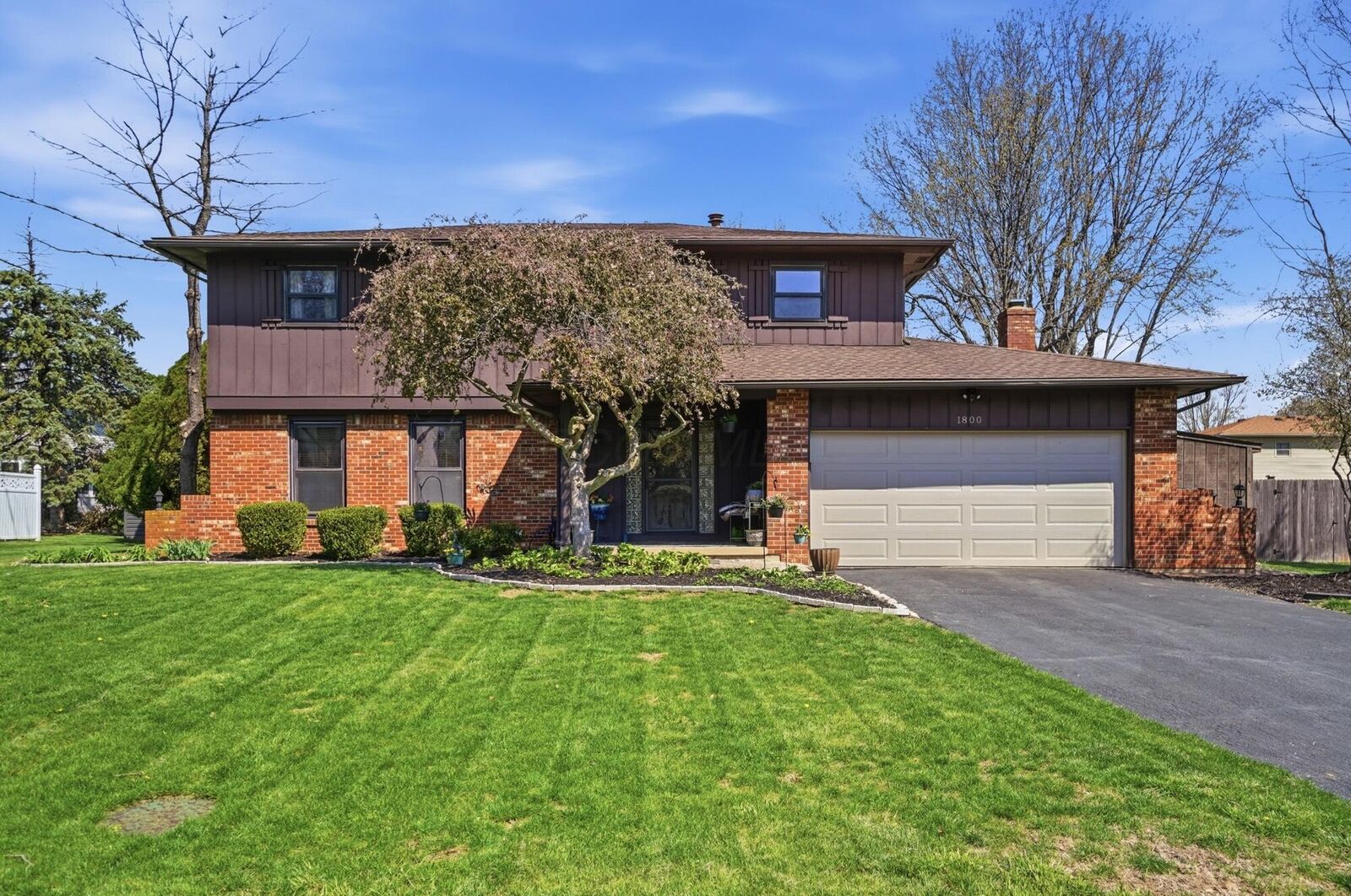 Property Photo:  1800 Lakehill Court  OH 43229 