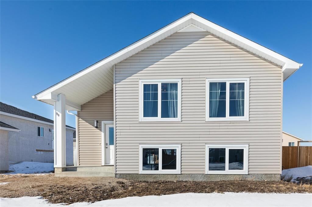 Property Photo:  96 York Crescent  MB R5G 2V4 