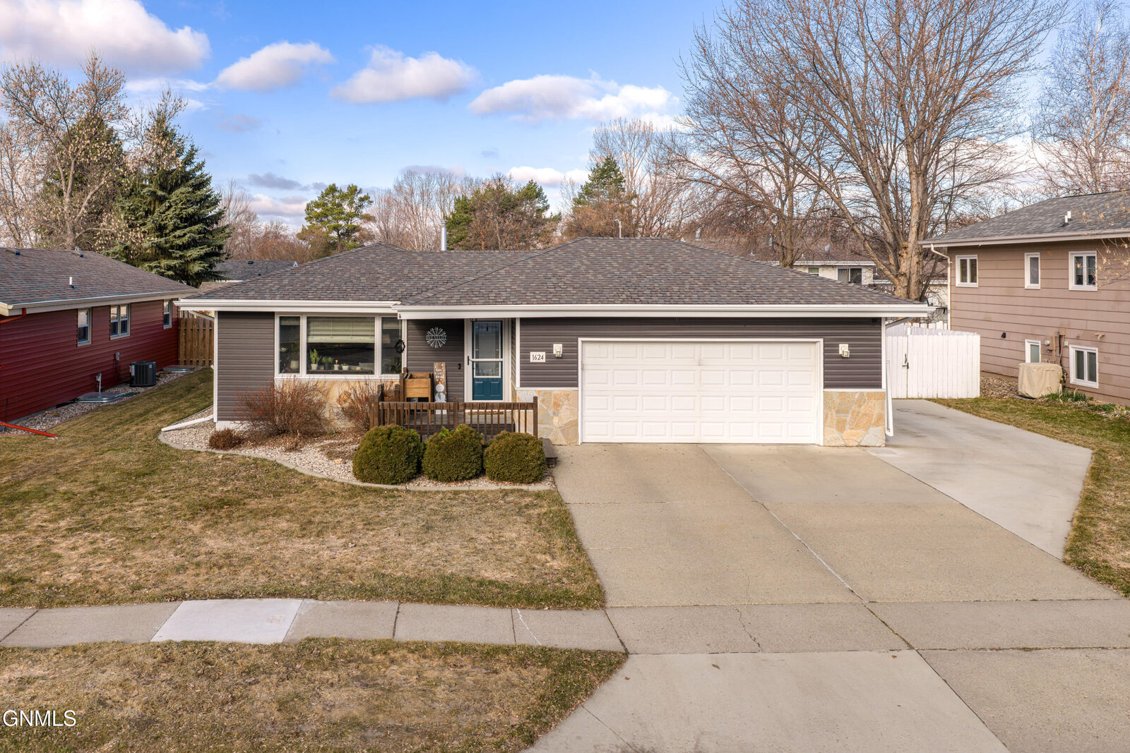 Property Photo:  1624 Columbia Drive  ND 58504 