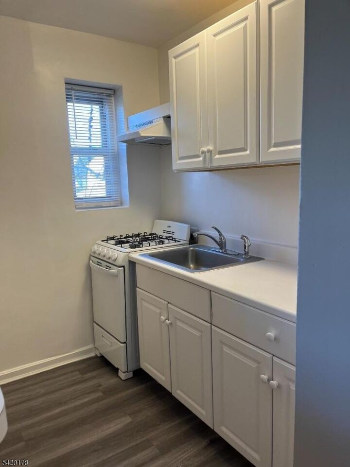 Property Photo:  260 S Orange Ave 2  NJ 07079 