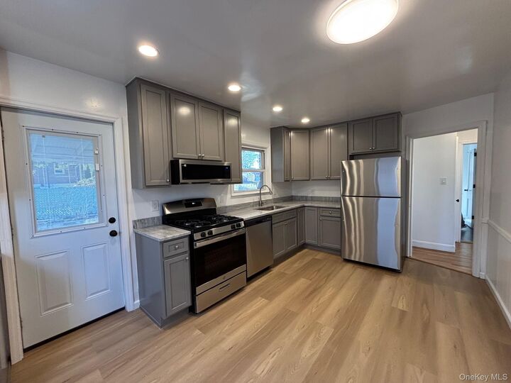 Property Photo:  14 Chamberlain Avenue 1  NY 10704 