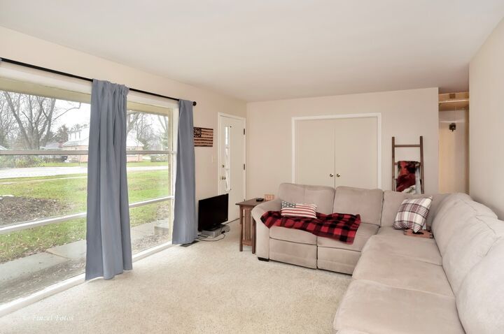 Property Photo: 425 E Broadway Avenue IL 60014