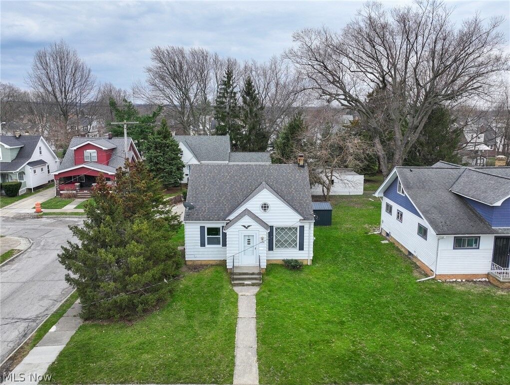 Property Photo:  19200 Pasnow Avenue  OH 44119 