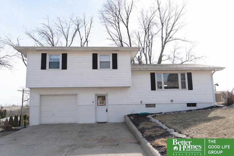 Property Photo:  2001 Hampton Drive  NE 68061 